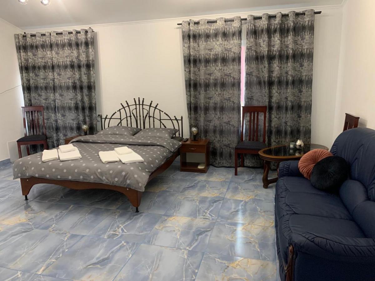 Zig Zag Hotel Kamjanets-Podilsky Buitenkant foto